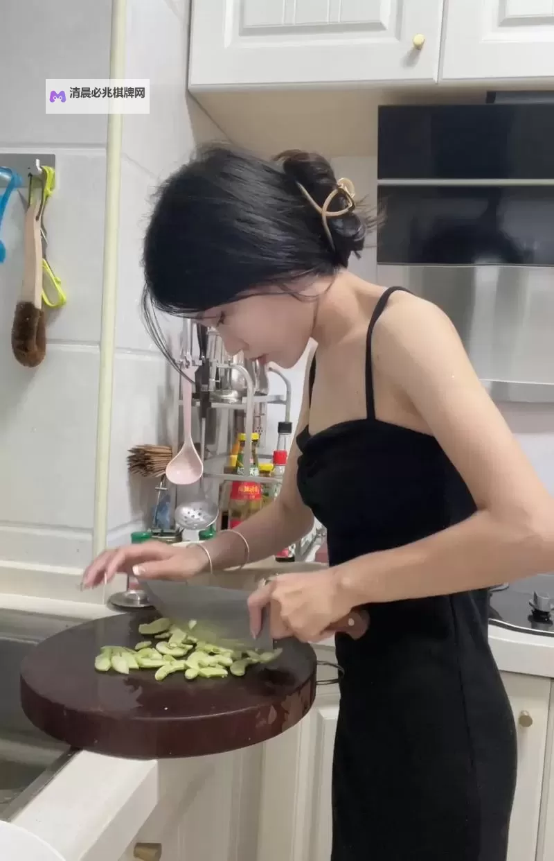 在厨房做了美味佳肴的温馨时刻图1