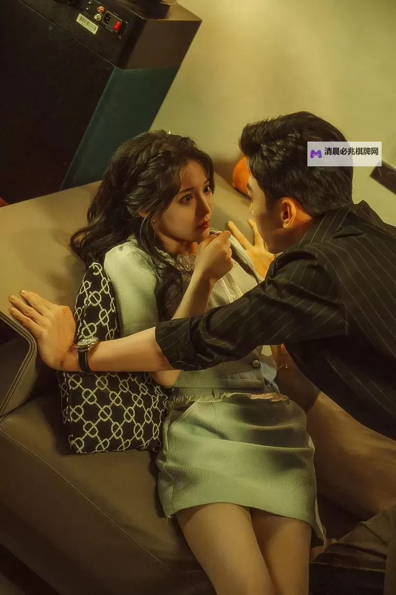 她在她丈夫面前被耍了：一场情感的戏码与背叛的真相图2