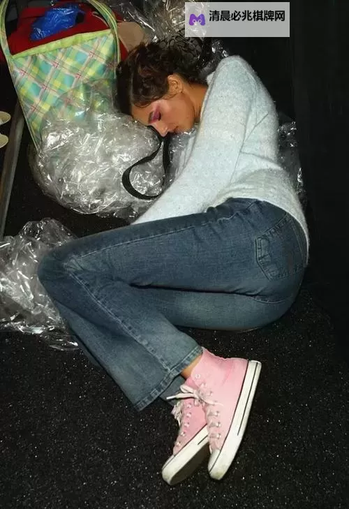 宫廷风云：二个女王吐口水扇耳光的激烈对决图1