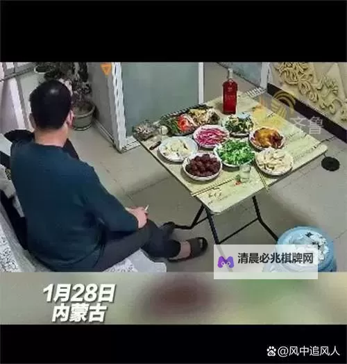 温馨时光:坐在爸爸上面吃饭的幸福瞬间图2