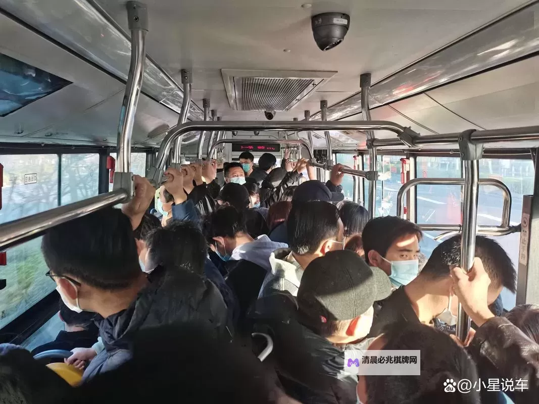 在公交车最后一排被多人挤坐的尴尬瞬间图1