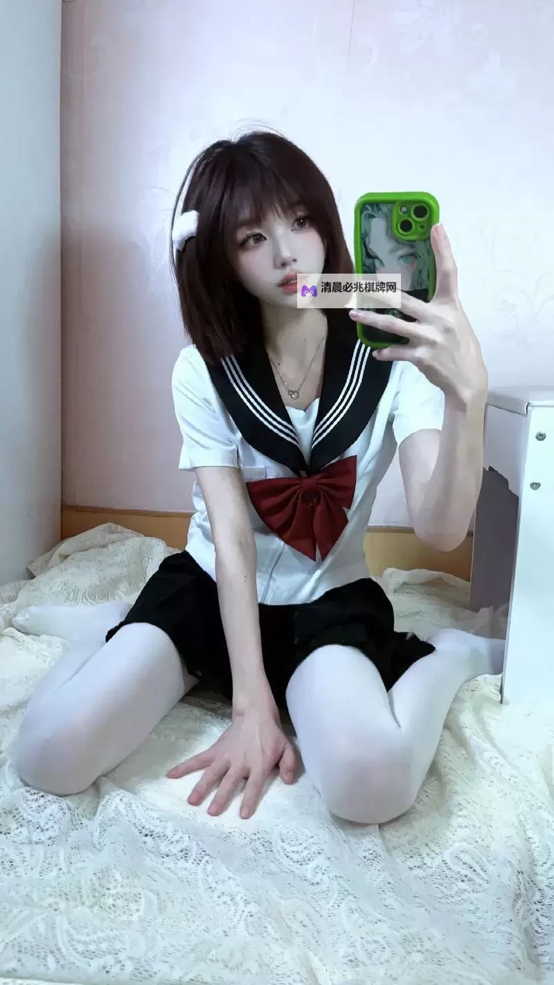 白丝在线:潮流少女的甜美穿搭指南图2