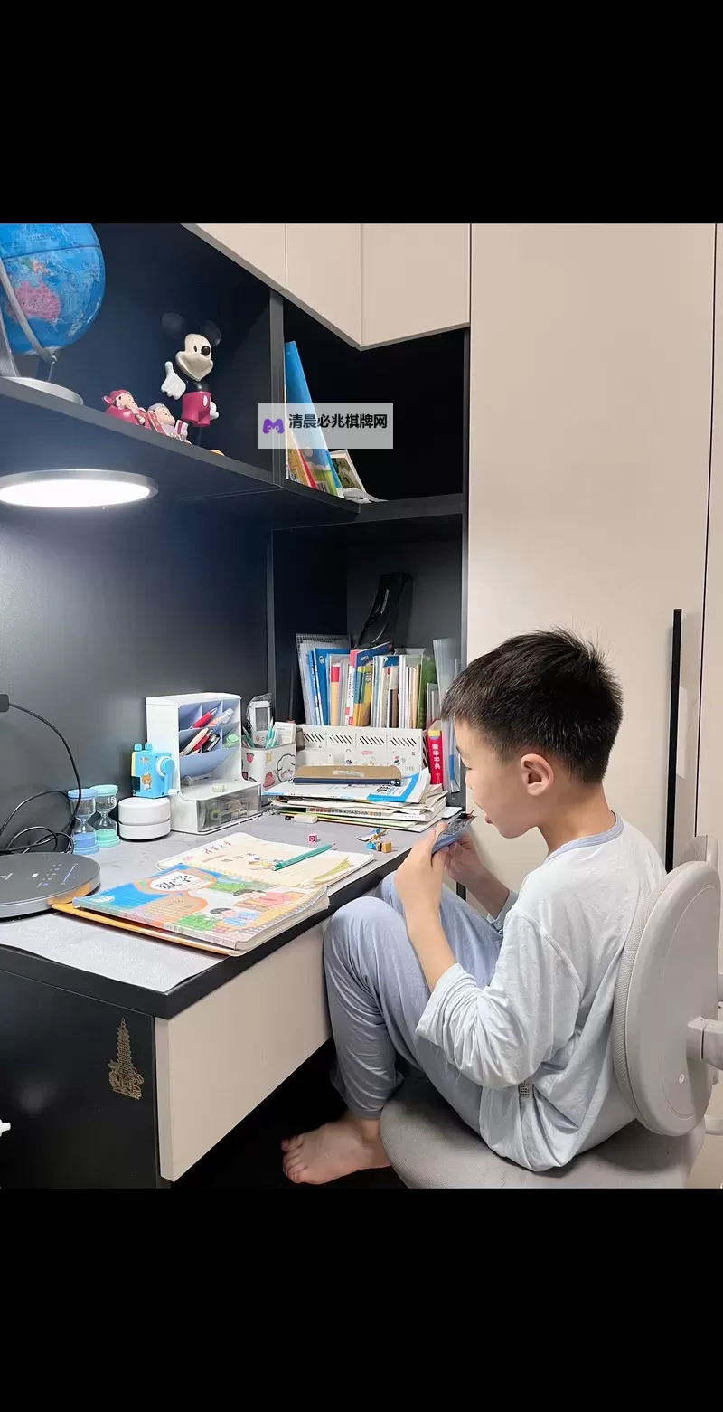 奇趣校园生活:坐在学长的大东西上做作业的趣味瞬间图1