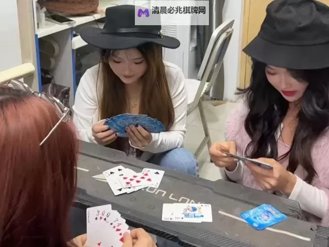 打扑克又疼又叫的视频：意外事故引发的尴尬瞬间曝光图1