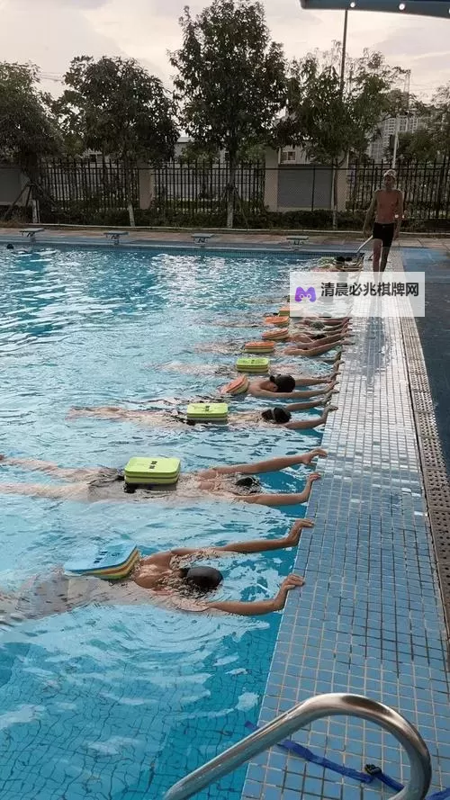 在水里游泳一做边：探索水中自由的艺术图1