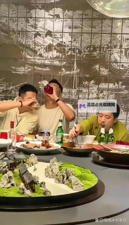 《坐在吃饭连在巨大一起文:一个温馨的家庭画卷》图1