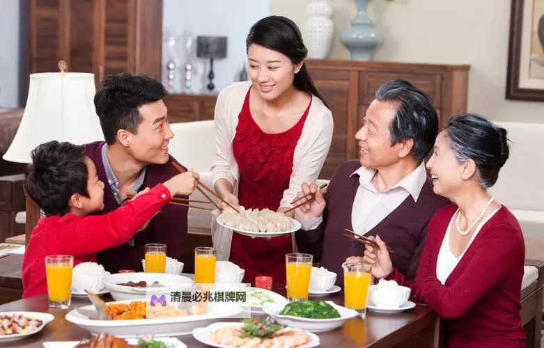 温馨家庭时光:坐着吃饭下面连是在一起的视频分享图1