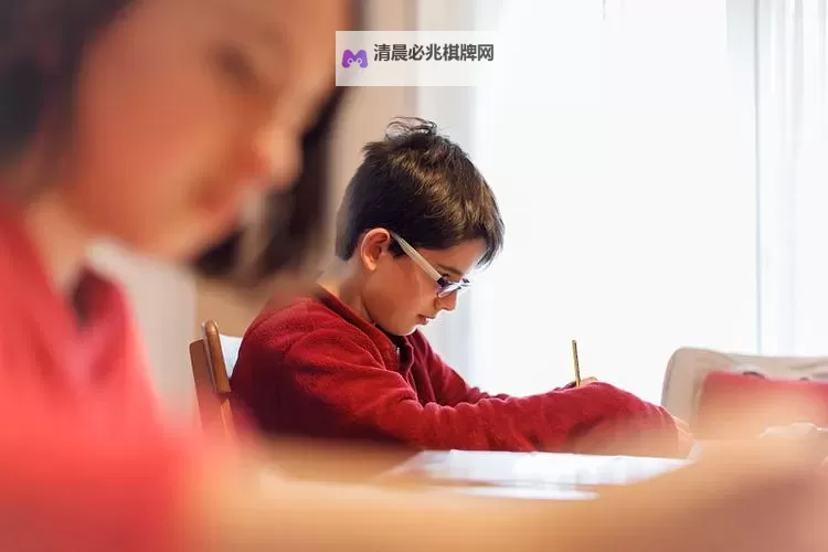 奇异的课堂：我坐在教授的棍子根茎上写作业的奇遇记图1