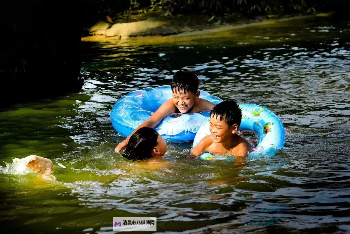 在水里游泳一做边:探索水中运动的魅力图1