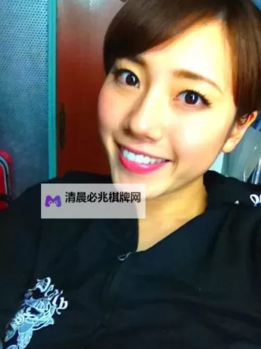 长泽梓白衣浴室照：纯净时尚的魅力瞬间图1