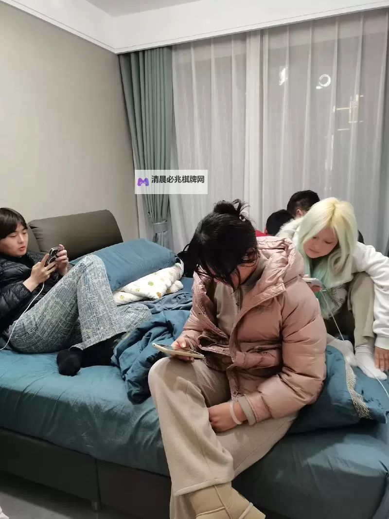 详细解析:坐着吃饭下面连是在一起视频的精彩瞬间合集图1