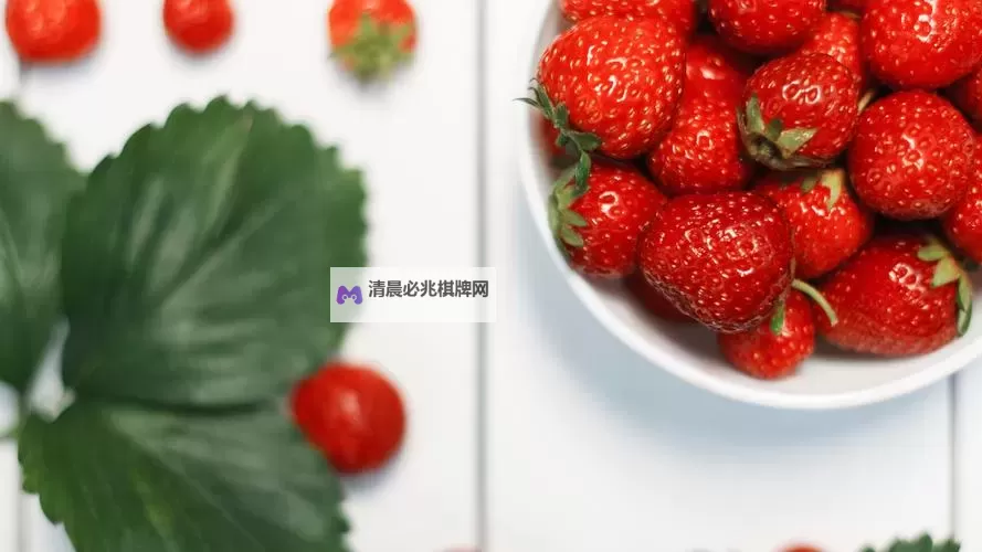 8x8x草莓:像素园里的甜蜜方块在夜色中苏醒图1